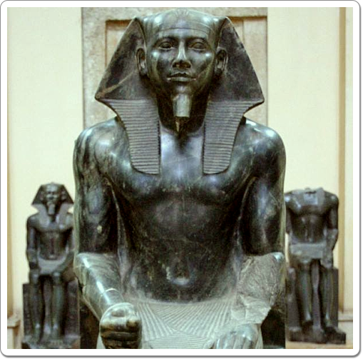 Khefren’s most famous statue represents him seated on a his throne, protected by Horus.